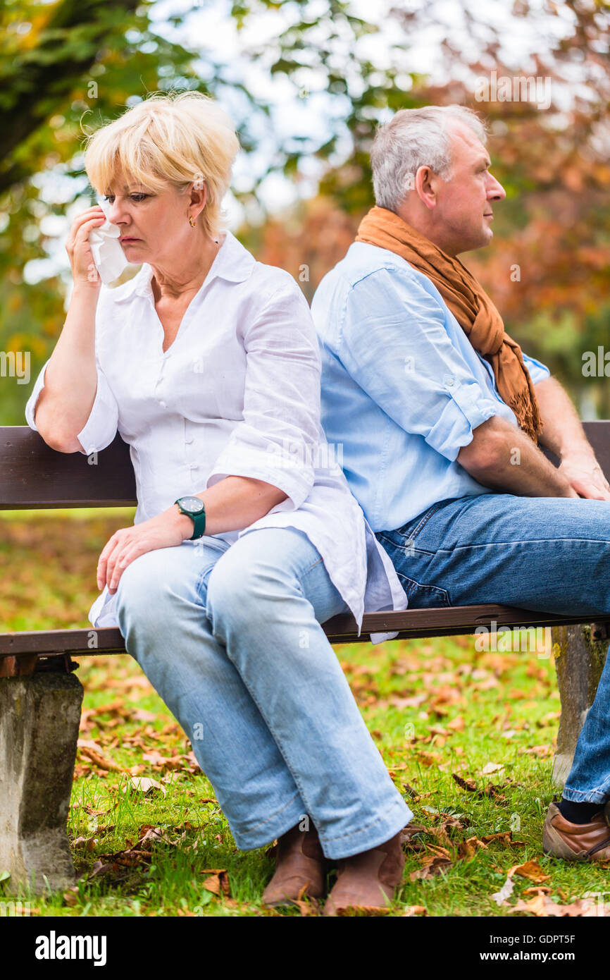 Ältere Mann und Frau, die Argument mit ehelichen kämpfen, frustriert über den Konflikt Stockfoto