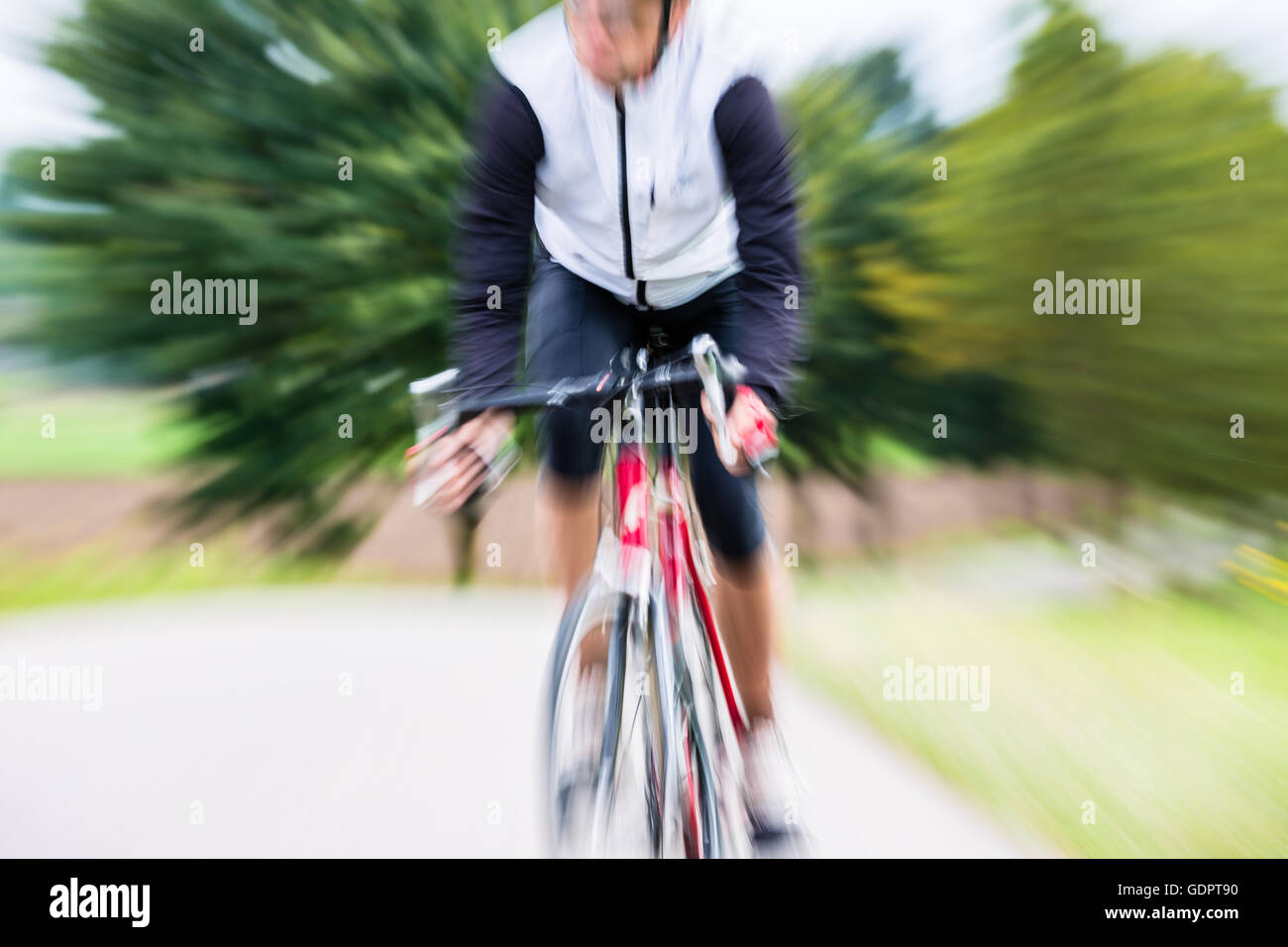 Schnelle Sport-Radfahrer auf Fahrrad mit Bewegungsunschärfe Stockfoto