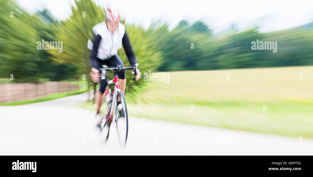 Schnelle Sport-Radfahrer auf Fahrrad mit Bewegungsunschärfe Stockfoto