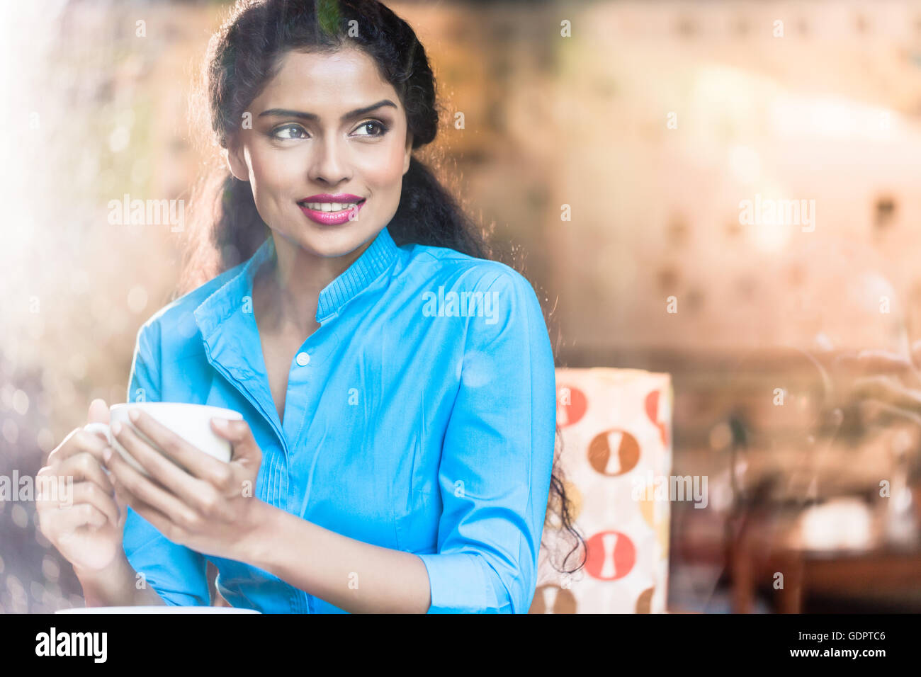 Inderin mit Kaffeetasse und flirty Ausdruck Stockfoto