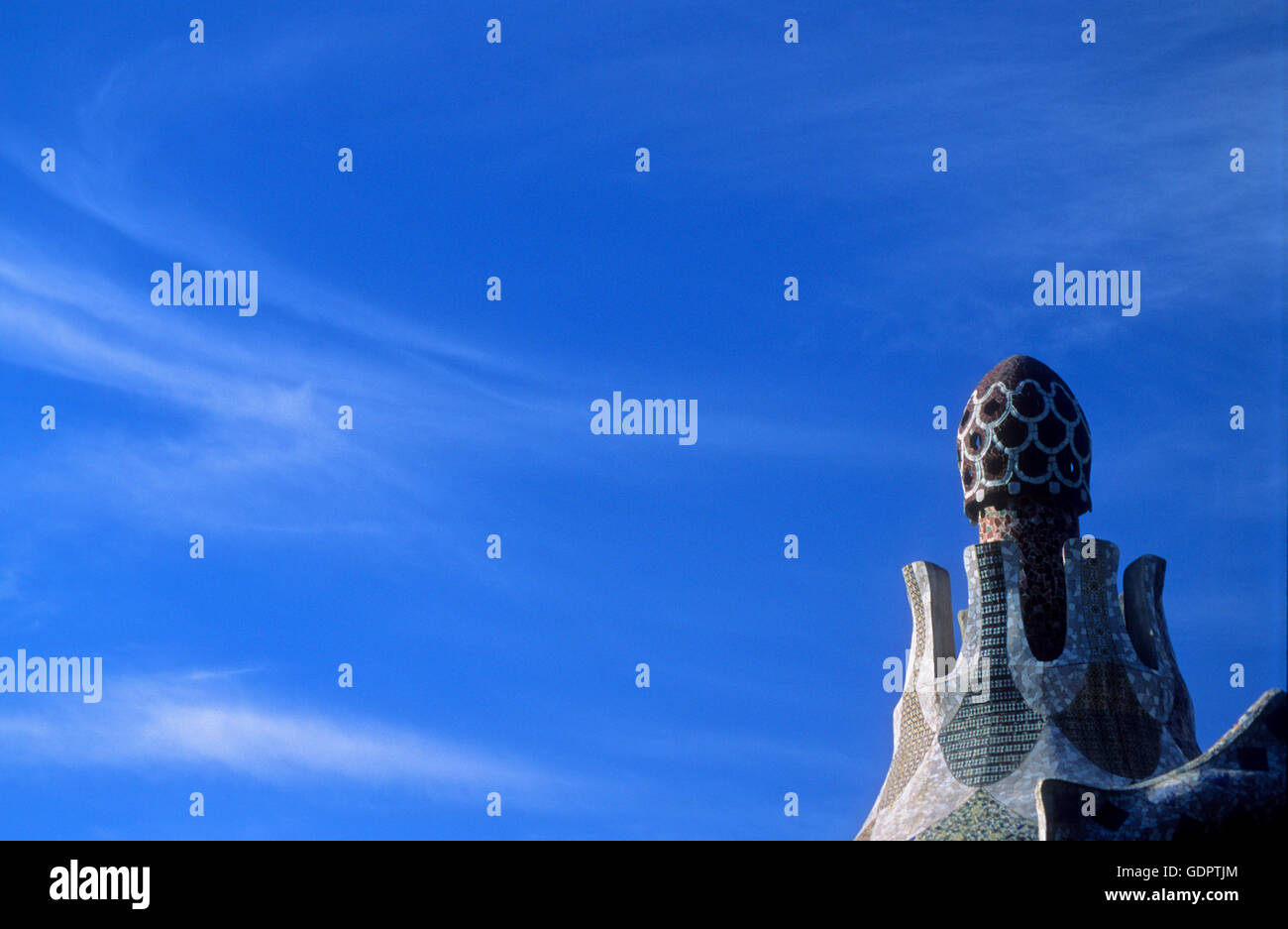 Barcelona: Güell Park (Gaudí, 1900-1914). Detail des Gebäudes vom Haupteingang Stockfoto