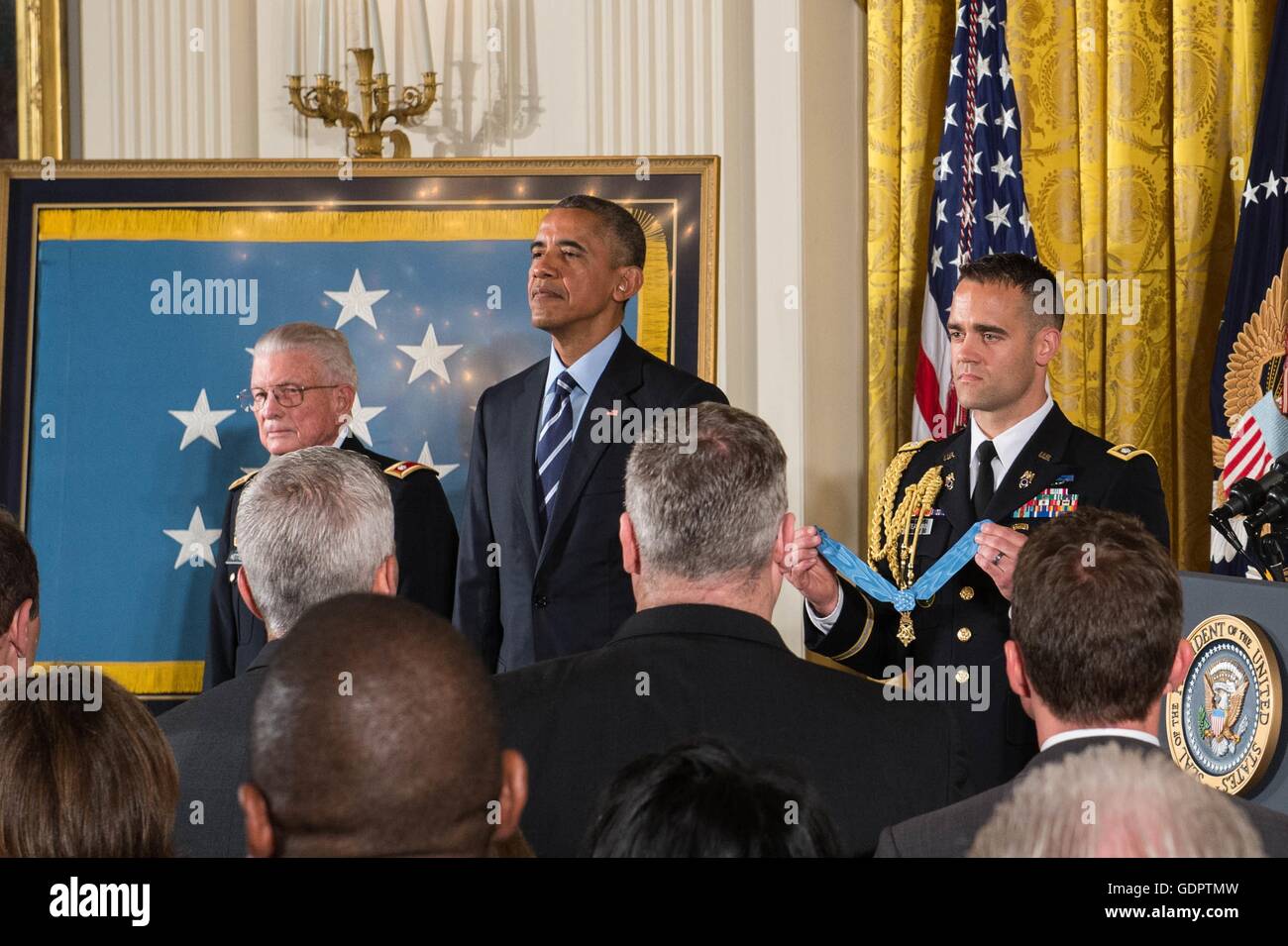 US-Präsident Barack Obama bereitet sich auf die Medal Of Honor pensionierte US Army Lieutenant Colonel Charles Kettles für auffallende Edelmut im Rahmen einer Feierstunde im East Room des weißen Hauses 18. Juli 2016 in Washington, DC zu präsentieren. Kessel ist mit der Rettung von 40 Soldaten in Kampfhandlungen in der Nähe von Duc Pho, Vietnam, am 15. Mai 1967 gutgeschrieben. Stockfoto