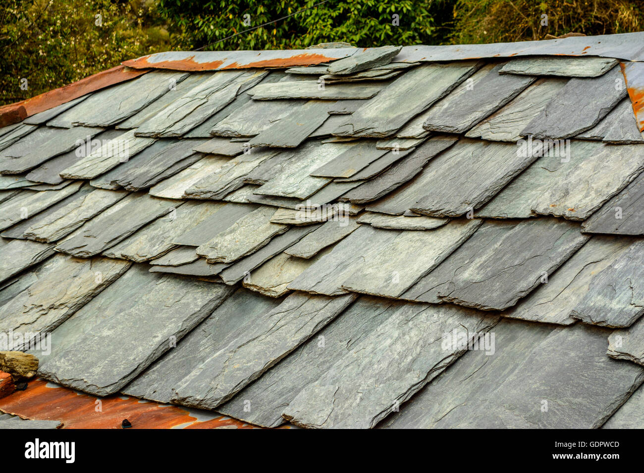 Traditionelle Stein Dach-, indischen Himalaya Dorf, Himachal Pradesh, Indien Stockfoto