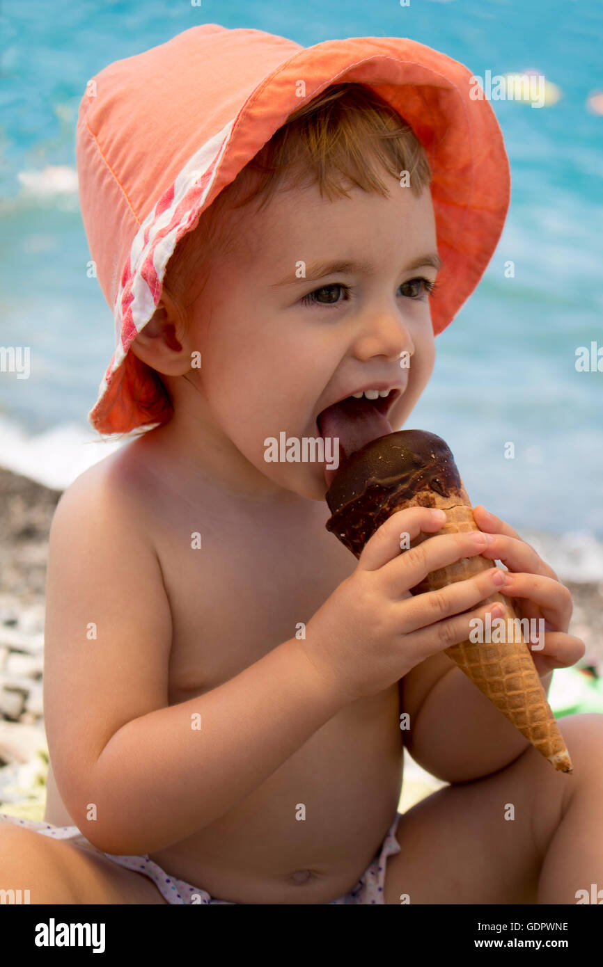 Wörter Mit Eis Am Anfang Mädchen mit blonden haaren mit eis -Fotos und -Bildmaterial in hoher