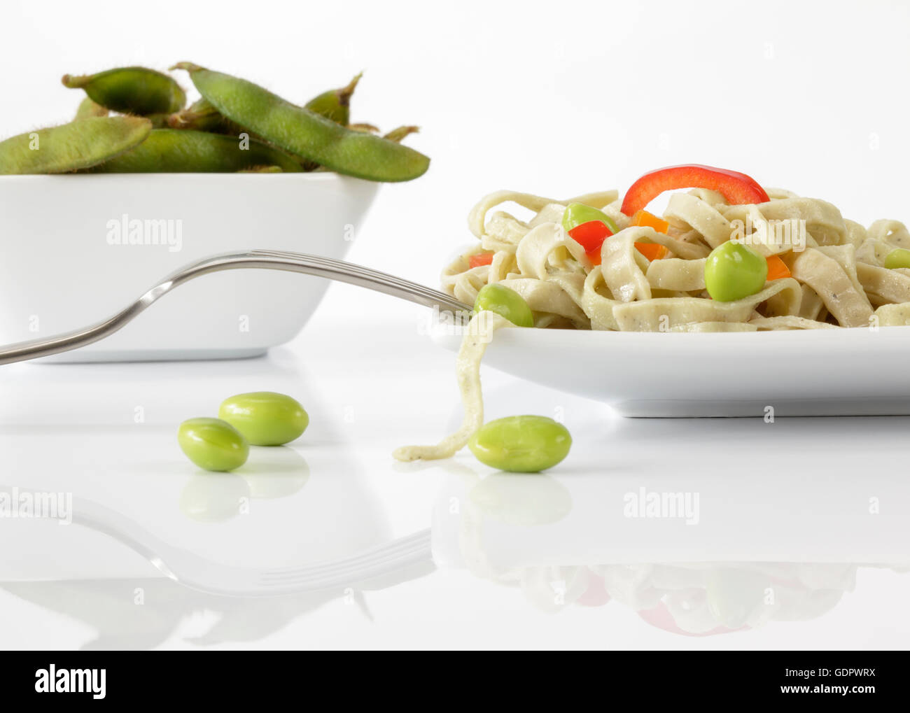 Edamame Bohnen Fettuccine und frischen Edamame Beans garniert mit Paprika Stockfoto