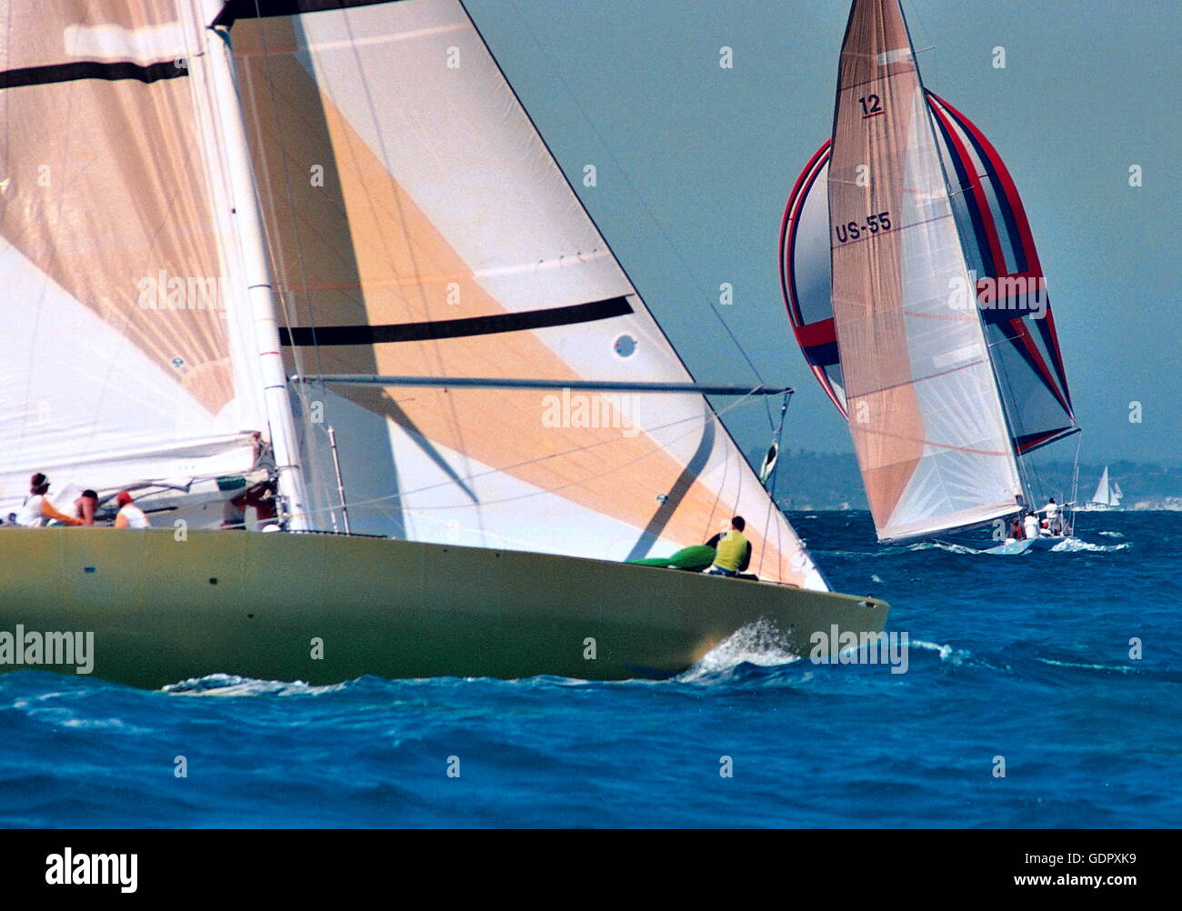 AJAXNETPHOTO. 1. FEBRUAR 1987.  FREMANTLE, WESTERN AUSTRALIA - AMERICA CUP - FINALE - AUSTRALISCHEN VERTEIDIGER KOOKABURRA III TRAILS STARS & STREIFEN-USA. FOTO: AJAX NEWS & FEATURE SERVICE-REF: AMCUP86 81403 8 10A Stockfoto