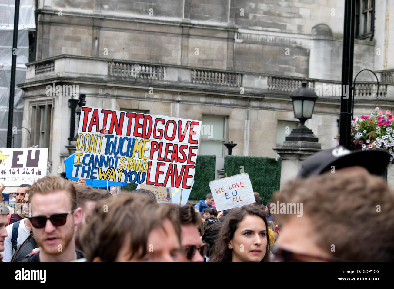 "Marsch für Europa" bleiben Demonstranten marschieren mit Schild "Tainted Gove hinterlassen" auf London Street UK 2016 KATHY DEWITT Stockfoto