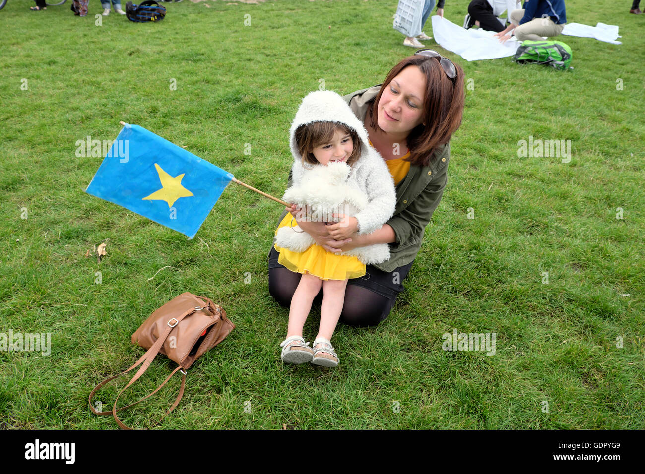 Kinder und Eltern in "Green Park" vor dem Marsch für Europa weiterhin in der Europäischen Union London UK 2016 KATHY DEWITT Stockfoto