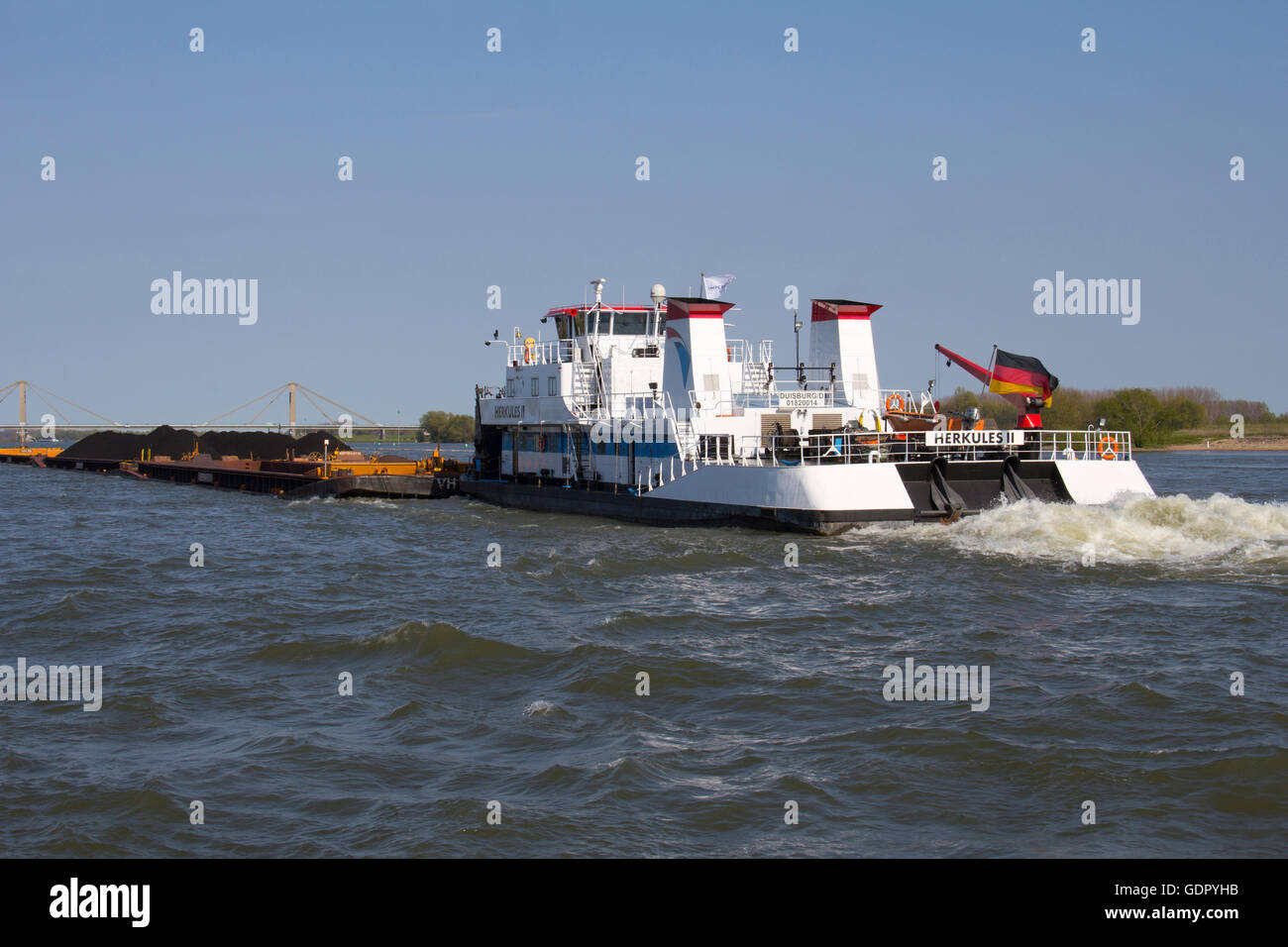 Ein Fracht-Schiff auf dem Rhein in der Nähe von St. Goar, Deutschland. Stockfoto