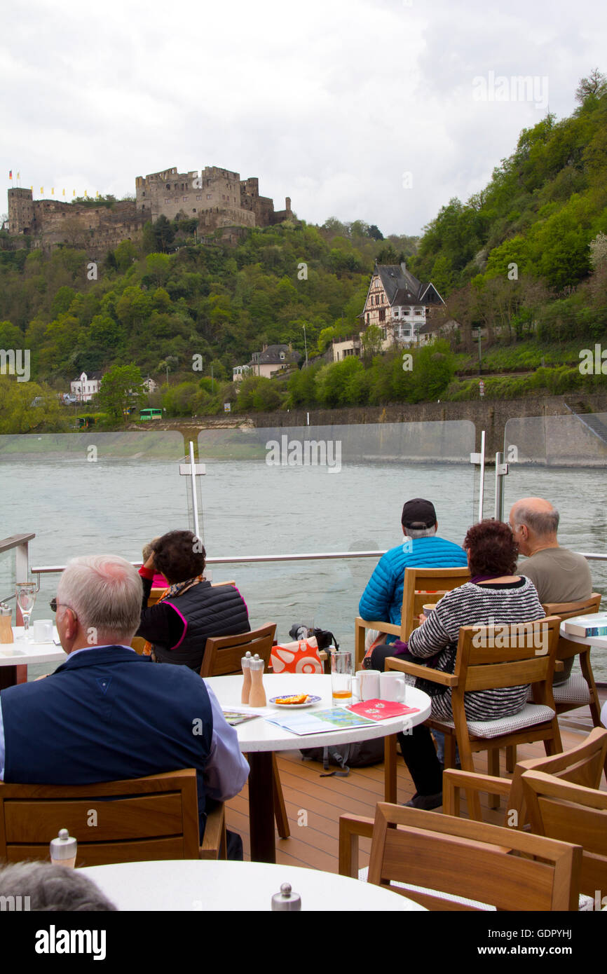 Passagiere zu sammeln auf Viking Alruna Aquavit Terrasse Aussicht auf die Burg gesäumten Rheinschlucht während einer Reise von Amsterdam. Stockfoto