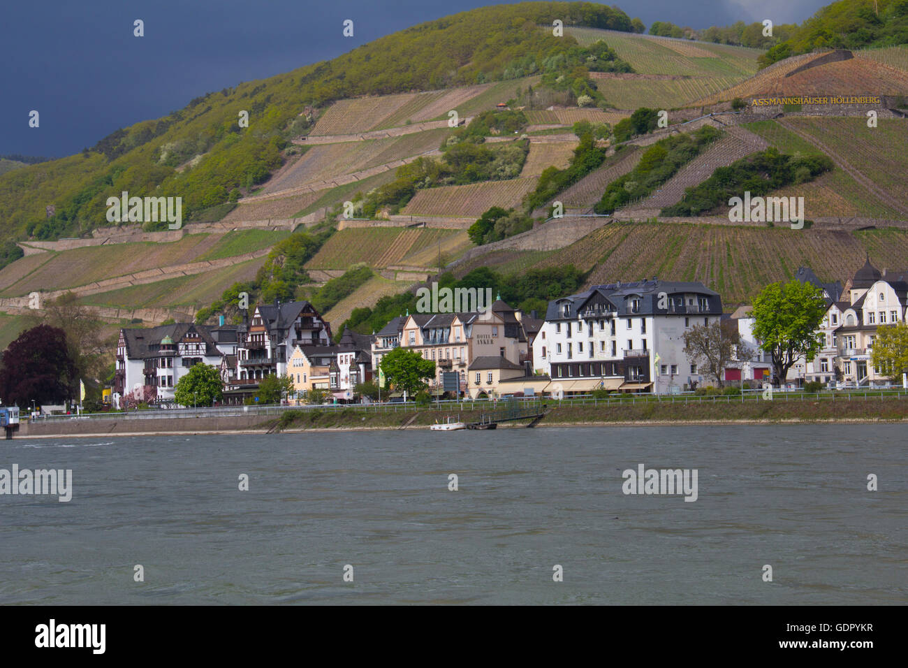 Assmannhausen ist ein typisches Dorf der Rheinschlucht, unterstützt durch Weinberge, Deutschland. Stockfoto