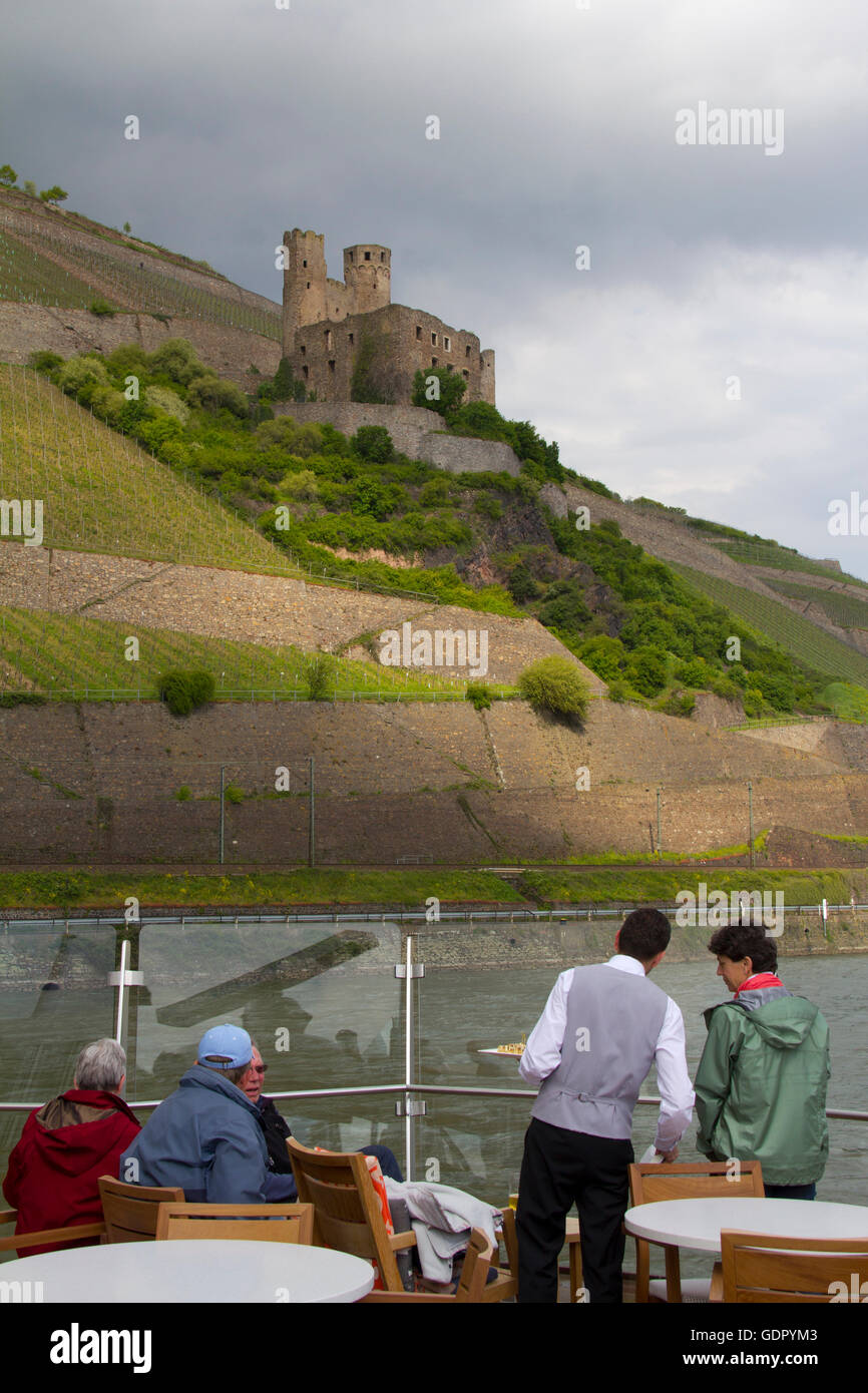 Burg Ehrenfels, eine Burgruine oberhalb der Rheinschlucht bei Rüdesheim, Deutschland, von Viking Cruises Schiff Alruna aus gesehen. Stockfoto