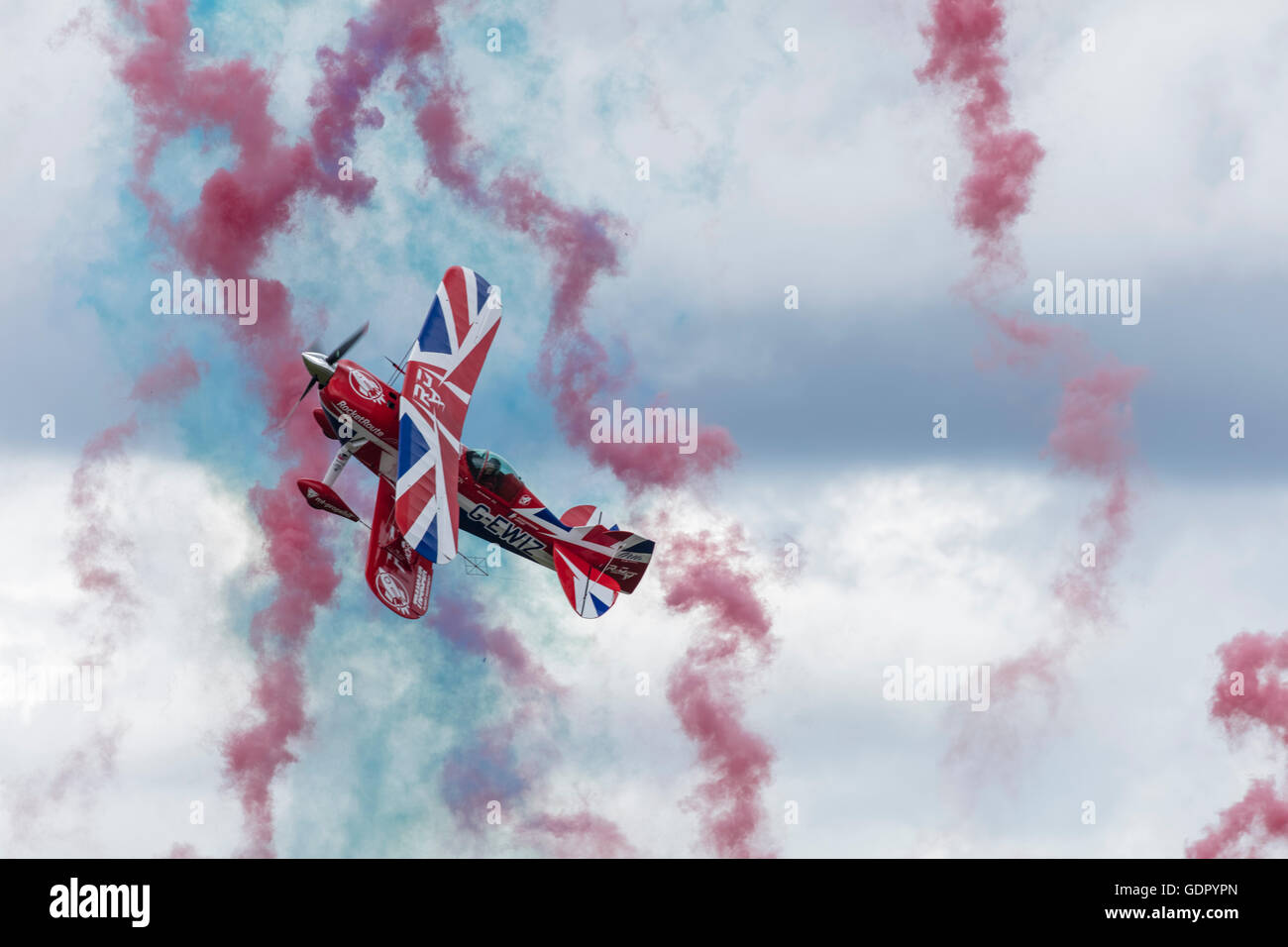 Pitts Special S2S Kunstflug Flugzeug eine Display mit Pyrotechnik in den Himmel zu tun. Propeller verwischt leicht 4 Gefühl von Geschwindigkeit Stockfoto