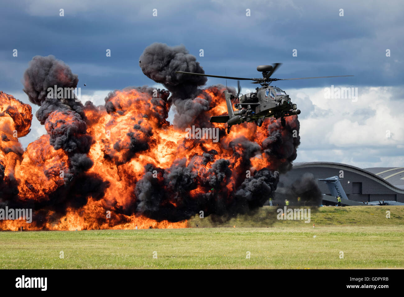 Britische Armee-Apache-Hubschrauber Übung mit schwarzer Rauch und Flammen. Klingen der Hubschrauber leicht blurred4 Gefühl der Bewegung Stockfoto