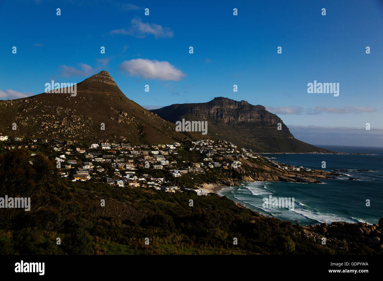 Llandudno Beach, eines der schönen Strände von der südafrikanischen Küste Schaltung, Tafelberg im Hintergrund zu sehen. Stockfoto Llandudno Beach, eines der schönen Strände von der südafrikanischen Küste Schaltung, Tafelberg im Hintergrund zu sehen. Stockfoto