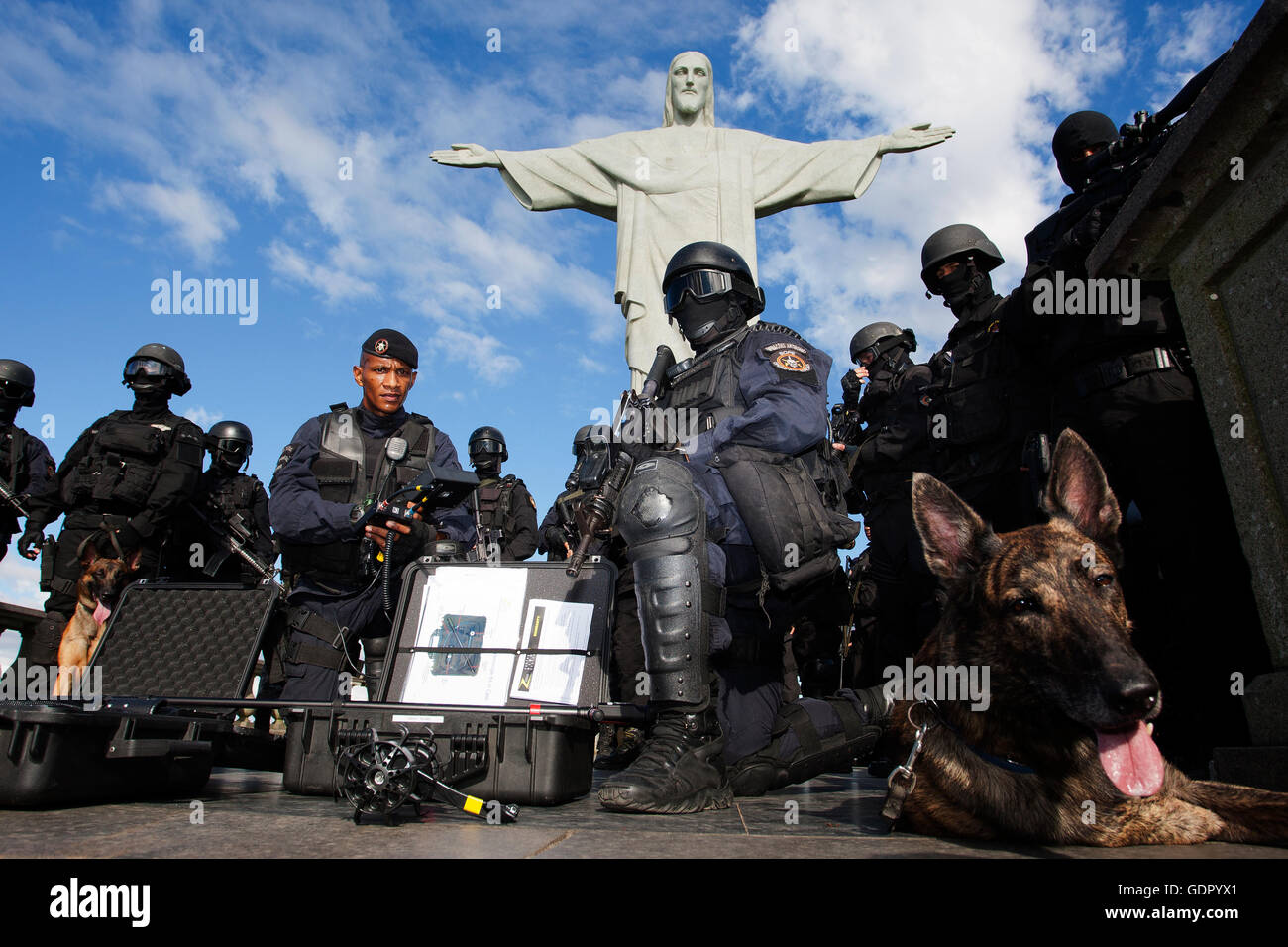 Rio De Janeiro Spezialpolizei BOPE machen ein Taktik-Training in der Christus, den Erlöser, eines der wichtigsten touristischen Attraktion Stockfoto