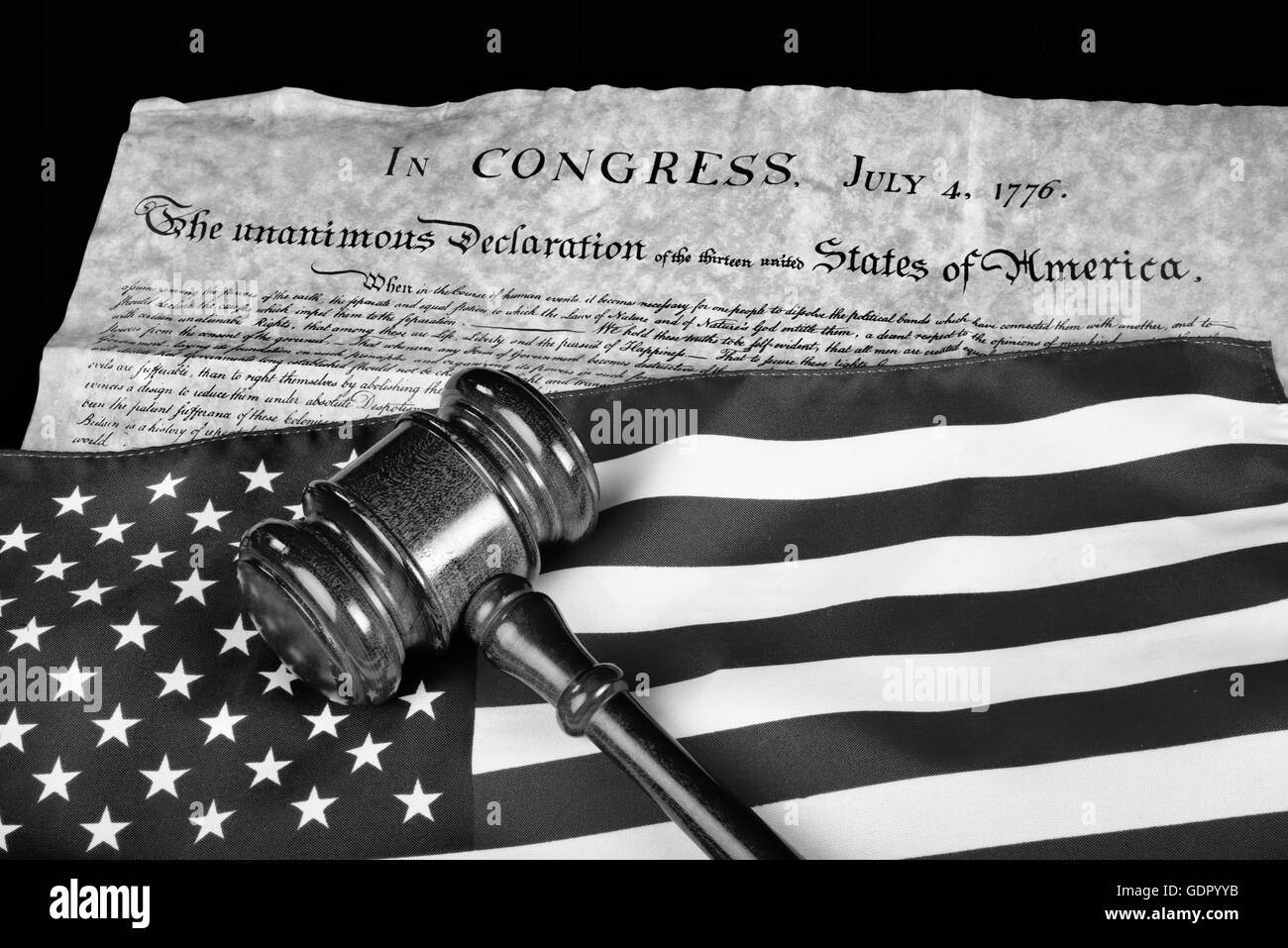 Unabhängigkeitserklärung amerikanische Flagge mit hölzernen Hammer in schwarz und weiß. Stockfoto
