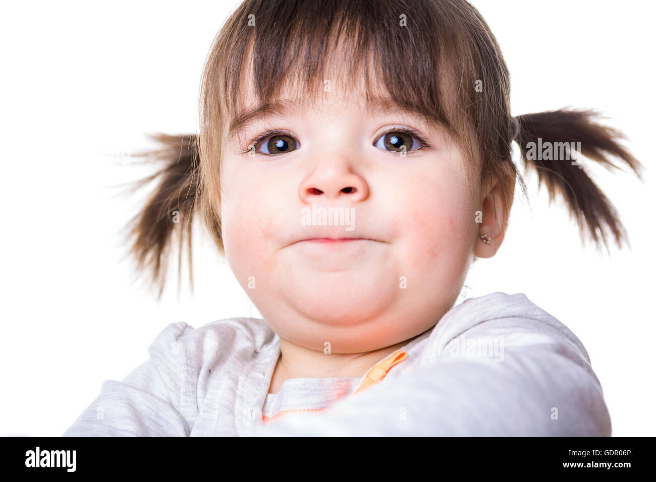 Porträt eines 2 Jahre alten Mädchens isoliert auf weißem Hintergrund Stockfoto