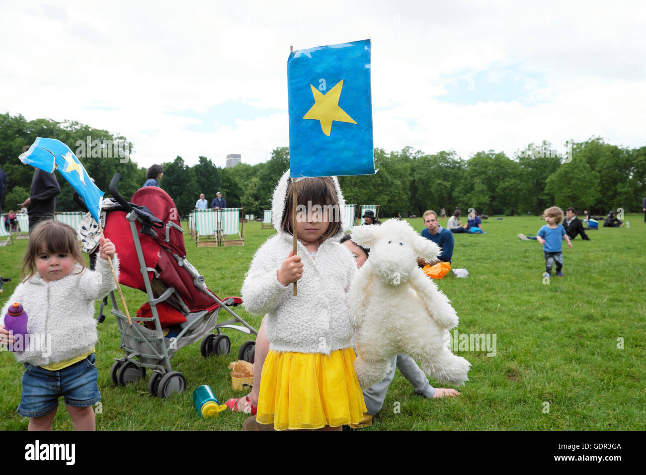 Kinder und Eltern in "Green Park" demonstrieren vor dem Marsch für Europa in der Europäischen Union London UK 2016 KATHY DEWITT bleiben Stockfoto