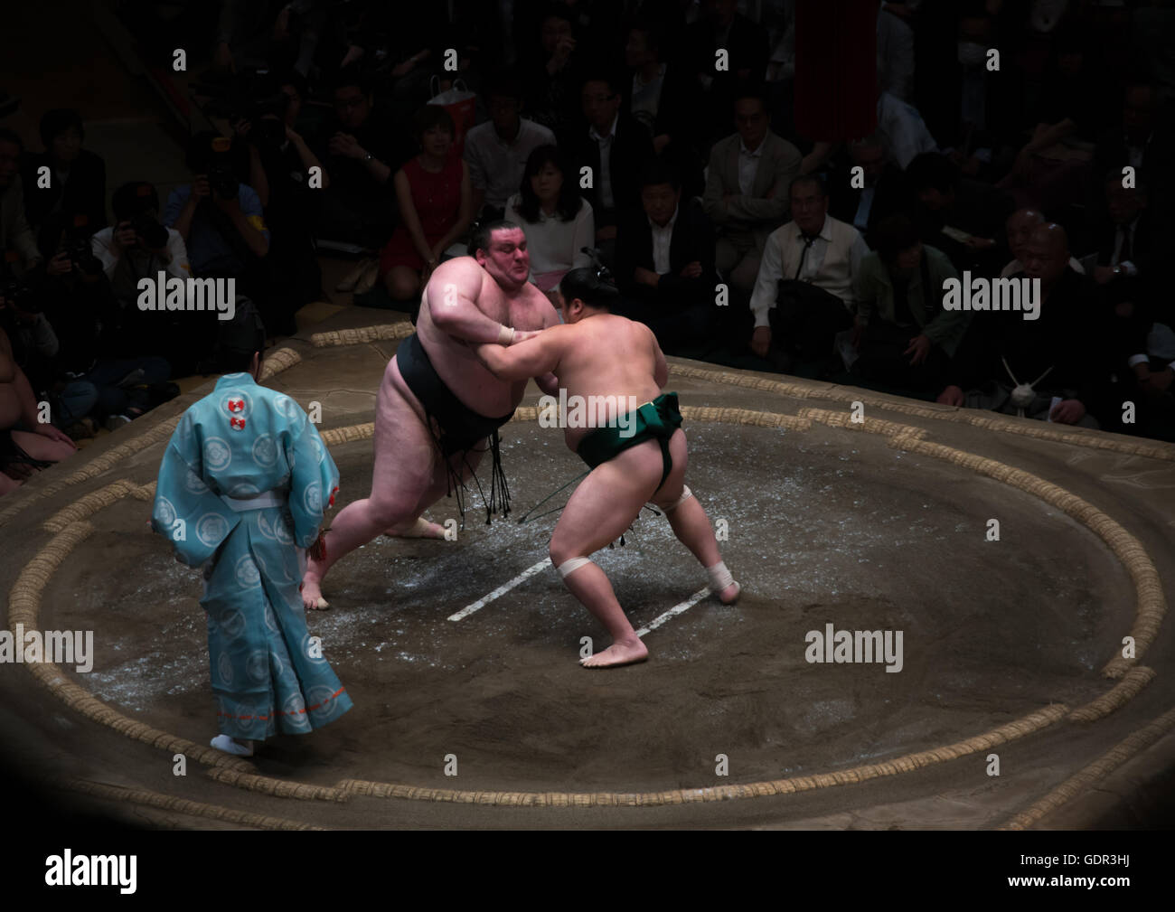 Zwei Sumo-Ringer kämpfen in der Ryogoku Kokugikan Arena, Kanto-Region, Tokyo, Japan Stockfoto