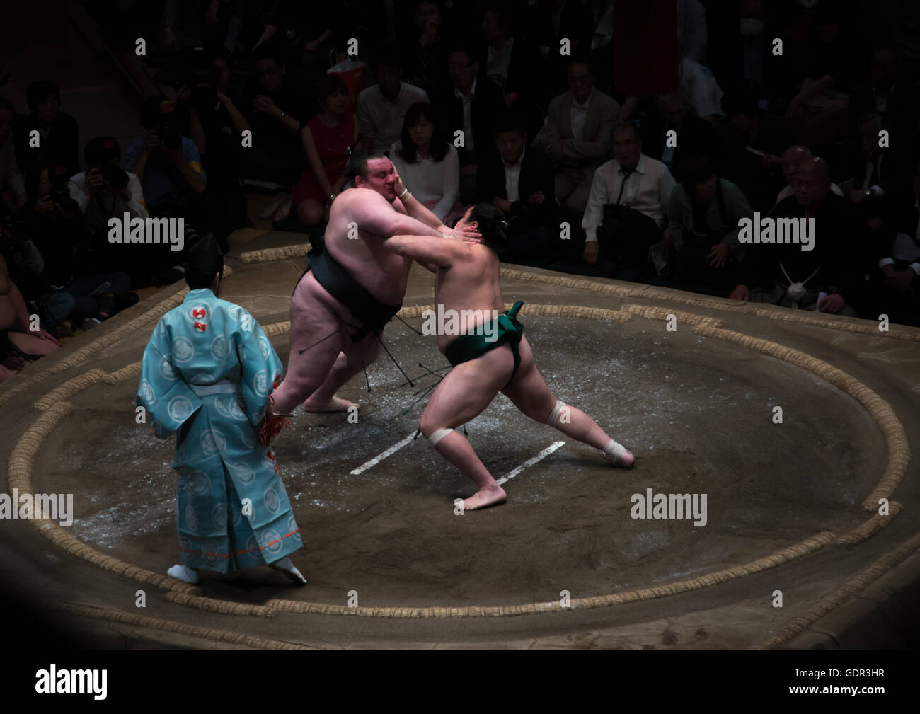 Zwei Sumo-Ringer kämpfen in der Ryogoku Kokugikan Arena, Kanto-Region, Tokyo, Japan Stockfoto