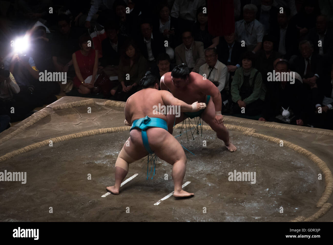 Zwei Sumo-Ringer kämpfen in der Ryogoku Kokugikan Arena, Kanto-Region, Tokyo, Japan Stockfoto