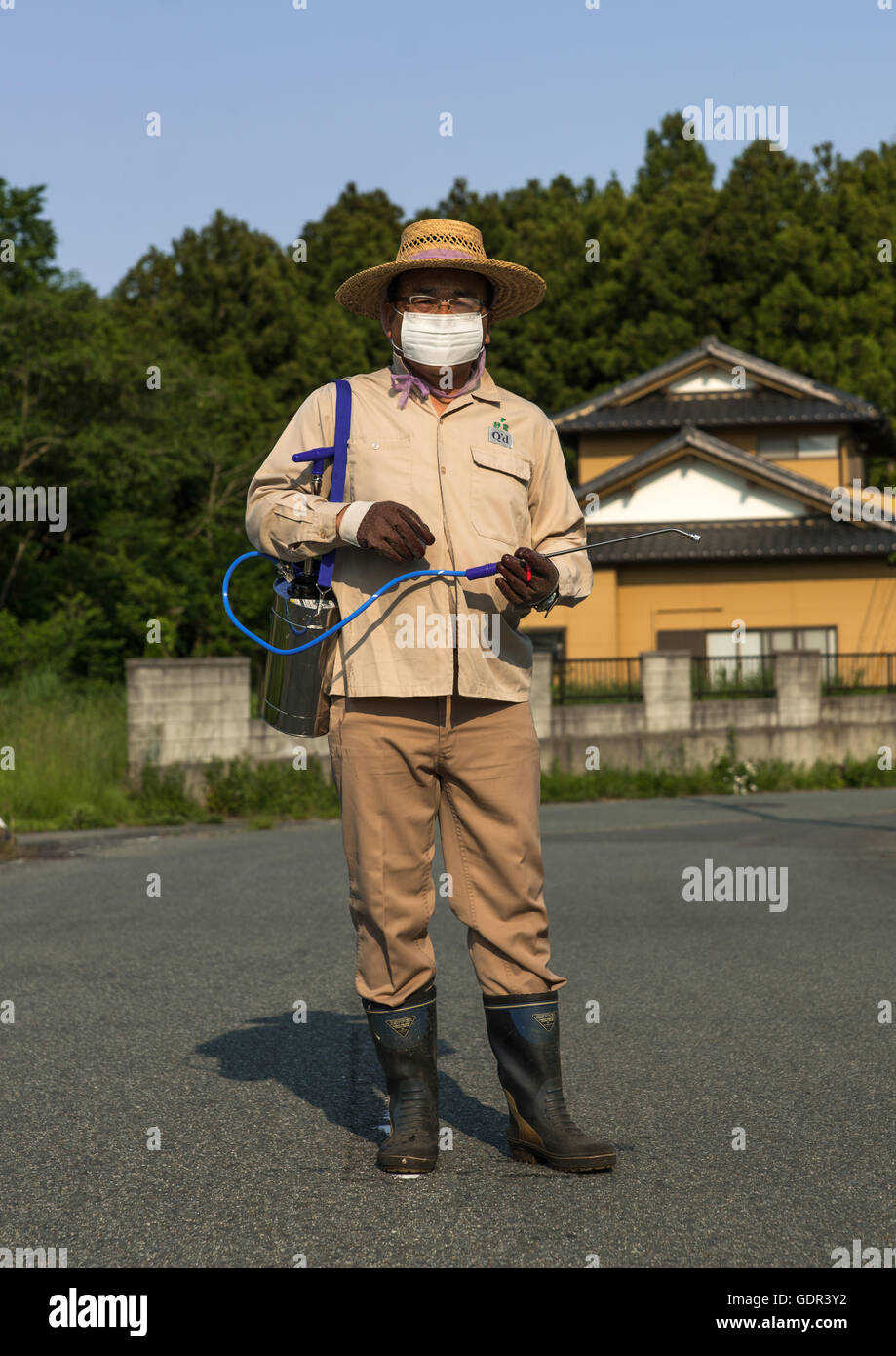 Mann kommt zurück im kontaminierten Bereich nach der Atomkatastrophe, kümmern uns um sein Haus und Garten, Präfektur Fukushima, Naraha, Japan Stockfoto