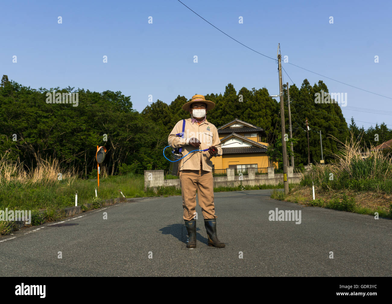 Mann kommt zurück im kontaminierten Bereich nach der Atomkatastrophe, kümmern uns um sein Haus und Garten, Präfektur Fukushima, Naraha, Japan Stockfoto