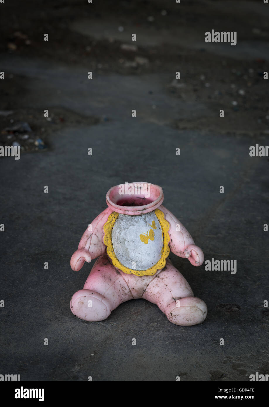 Eine Puppe ohne Kopf in einem Haus von 2011 Erdbeben und Tsunami zerstört, fünf Jahre später, Präfektur Fukushima, Namie, Japan Stockfoto