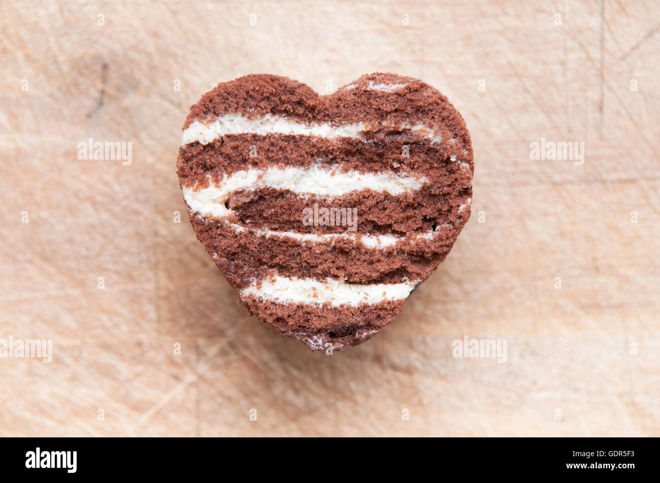 Liebe Herz Form Speisen aus Schokoladenkuchen Stockfoto