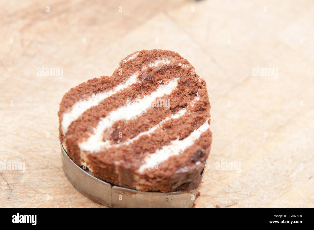Liebe Herz Form Speisen aus Schokoladenkuchen Stockfoto