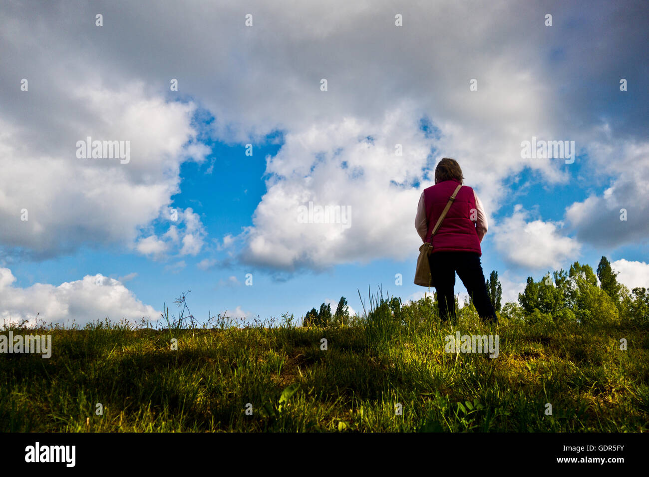Frau stand am Rande eines Hügels und Blick in die Zukunft Stockfoto