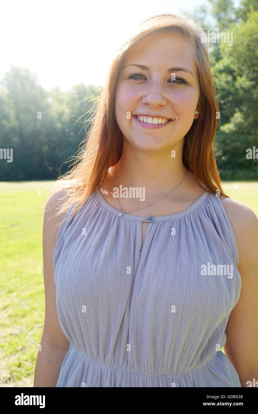 glückliche junge Frau in einem park Stockfoto