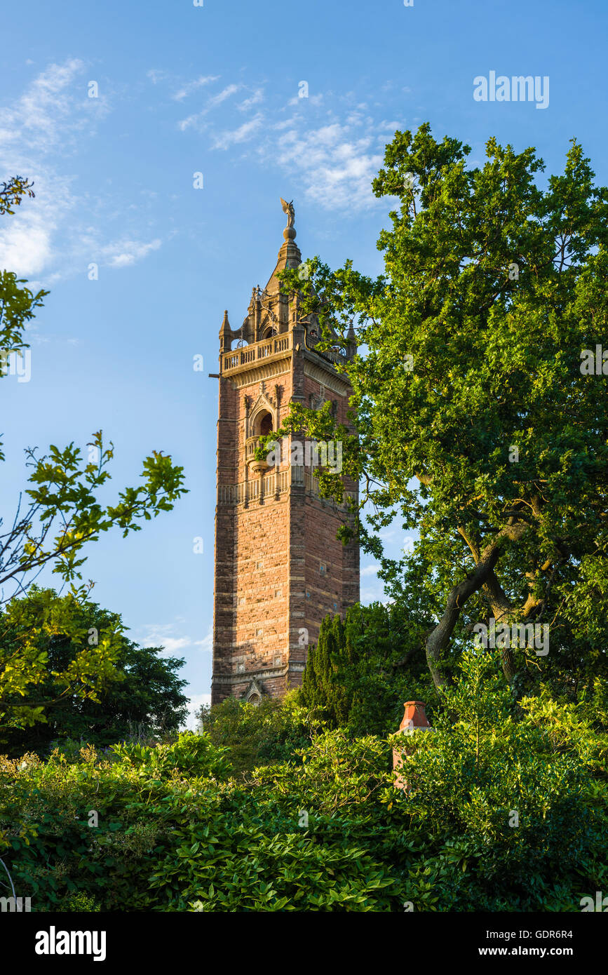 Cabot Tower auf Brandon Hill mit Blick auf die Stadt Bristol, England. Stockfoto