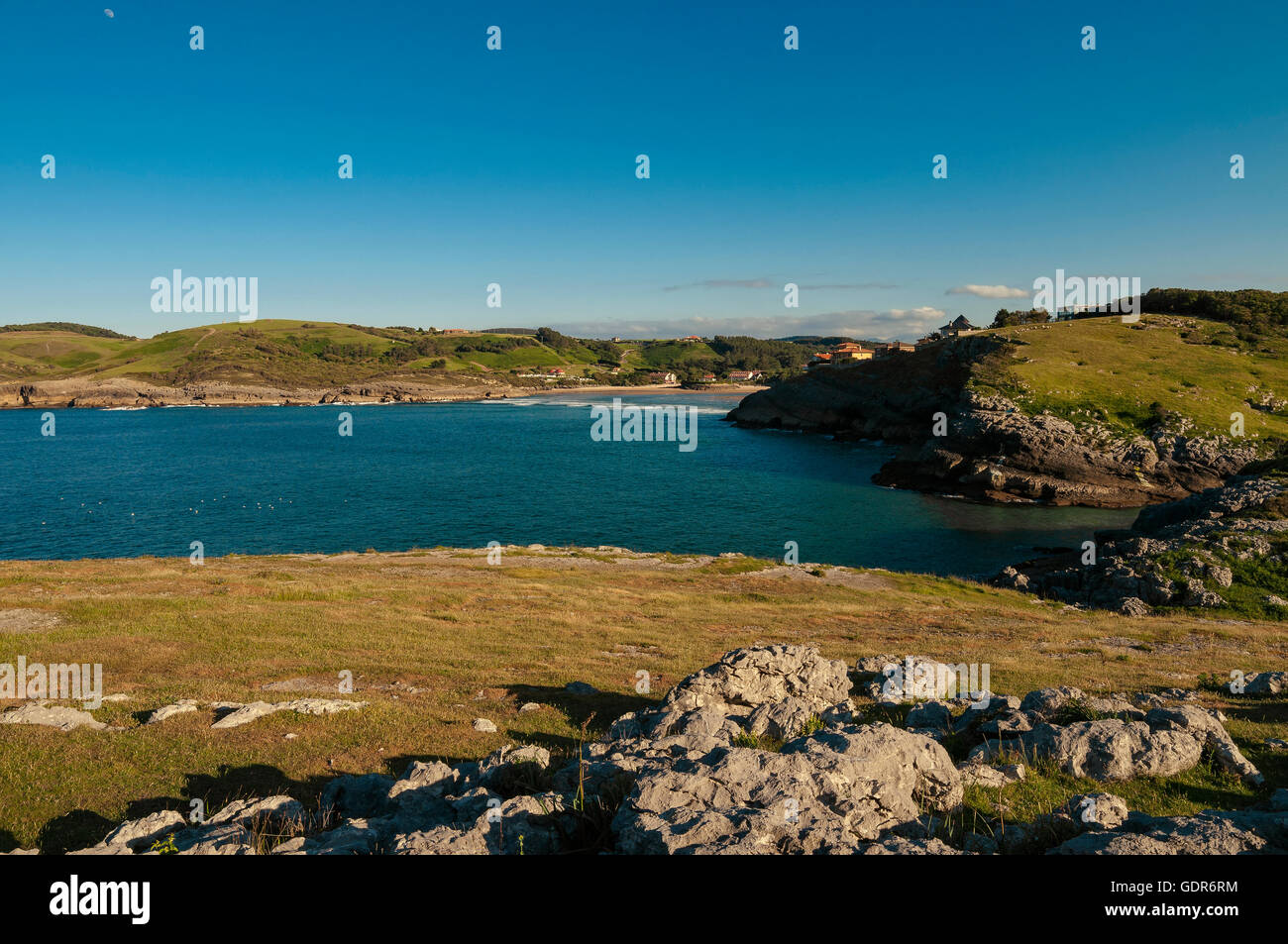 Strand La Arena in der Dorf Isla Ansicht von Cabo de Ajo, Kantabrien, Spanien Stockfoto