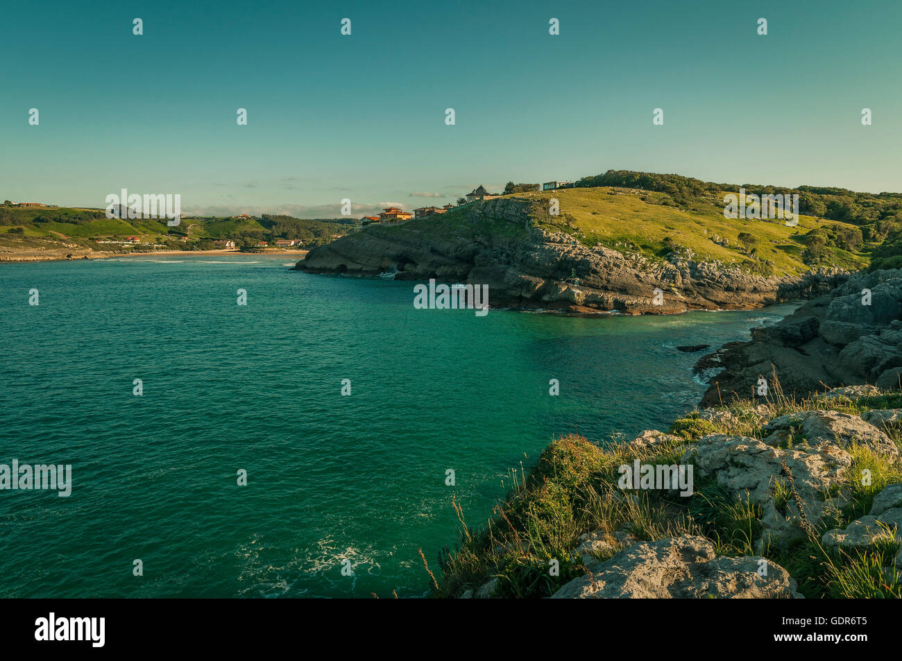 Strand La Arena in der Dorf Isla Ansicht von Cabo de Ajo, Kantabrien, Spanien Stockfoto