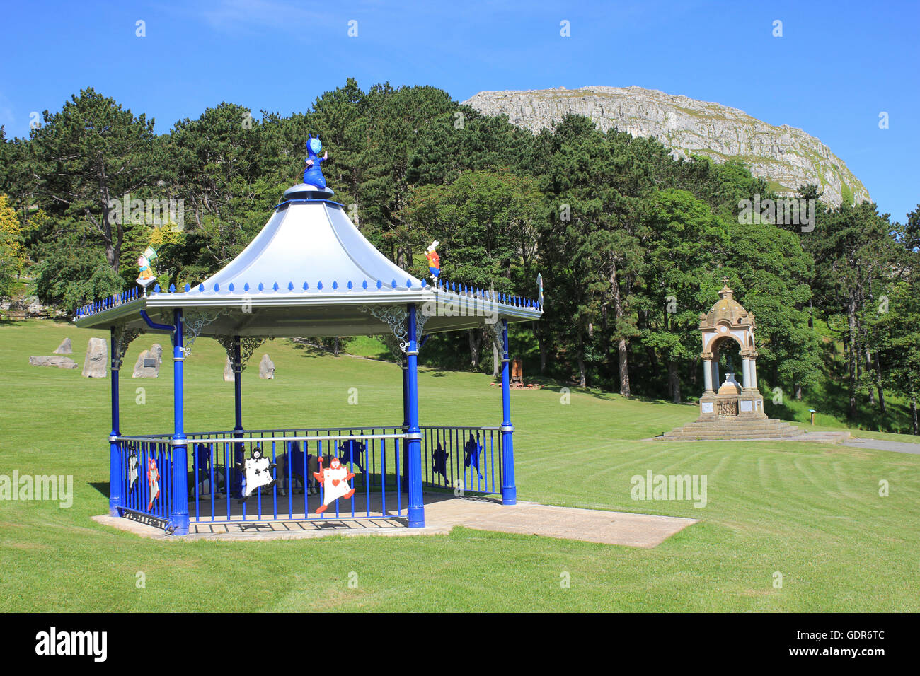 Happy Valley - Alice im Wunderland Thema Musikpavillon und Trinkbrunnen Victoria, Llandudno, Wales Stockfoto