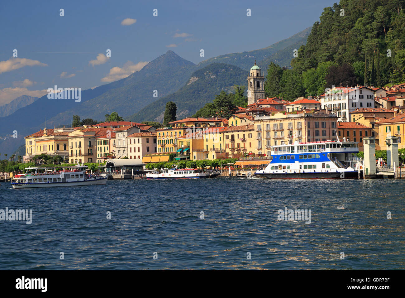 Blick auf die Küstenlinie von Bellagio Dorf am Comer See, Italien Stockfoto