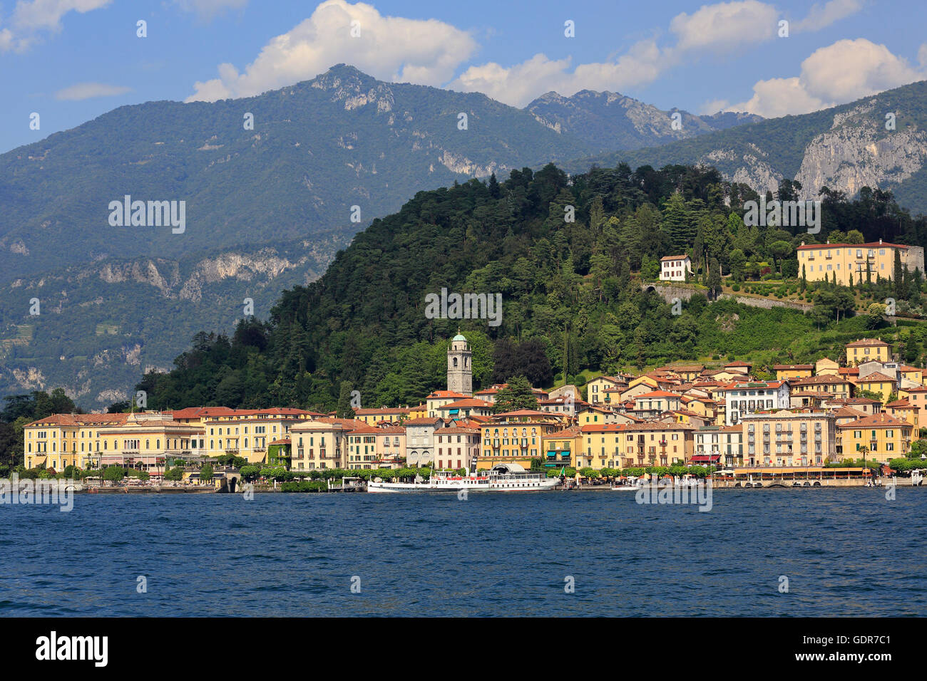 Blick auf die Küstenlinie von Bellagio Dorf am Comer See, Italien Stockfoto