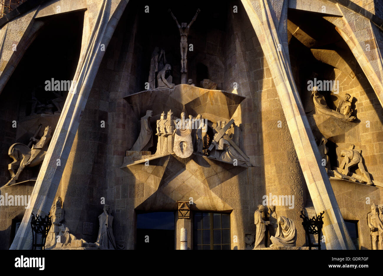 Barcelona, die Sagrada Familia: Skulpturen von Josep Maria Subirachs an der Fassade der Leidenschaft Stockfoto