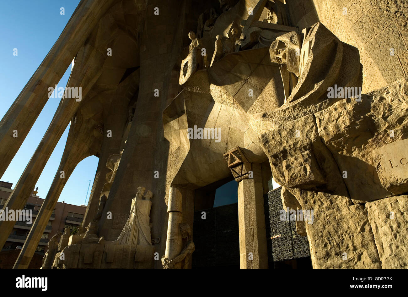Barcelona, die Sagrada Familia: Skulpturen von Josep Maria Subirachs an der Fassade der Leidenschaft Stockfoto