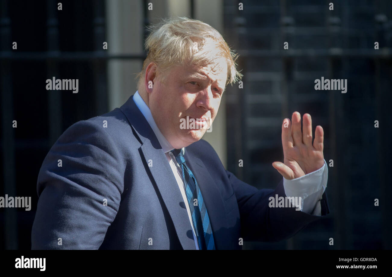 Boris Johnson, Außenminister und MP für Uxbridge und South Ruislip, bei Nummer 10 Downing Street für eine Kabinettssitzung Stockfoto