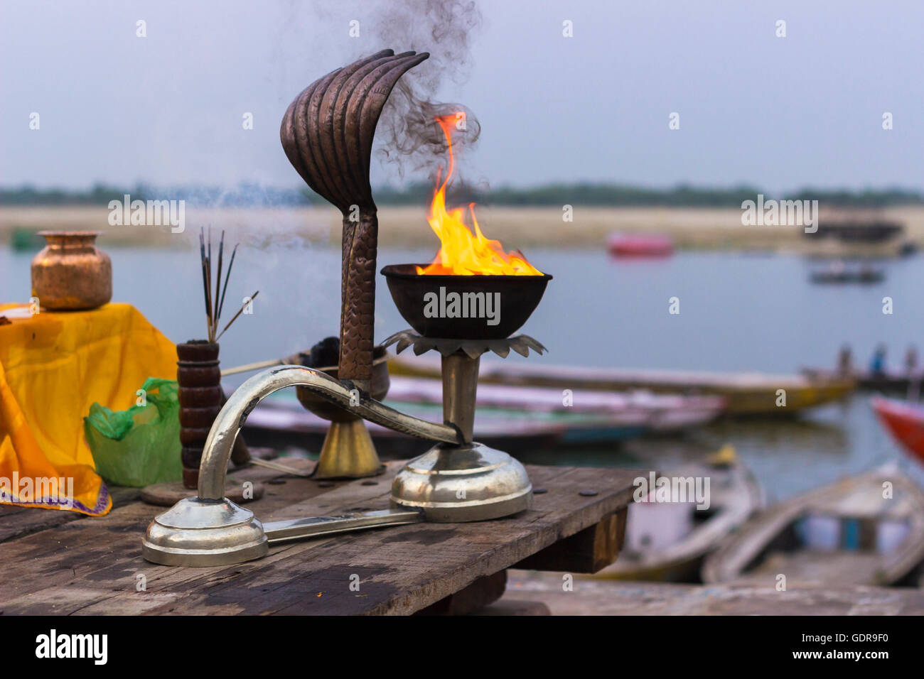 Vorbereitung der Ganga Aarti auf den Ghats von Varanasi, Indien Stockfoto
