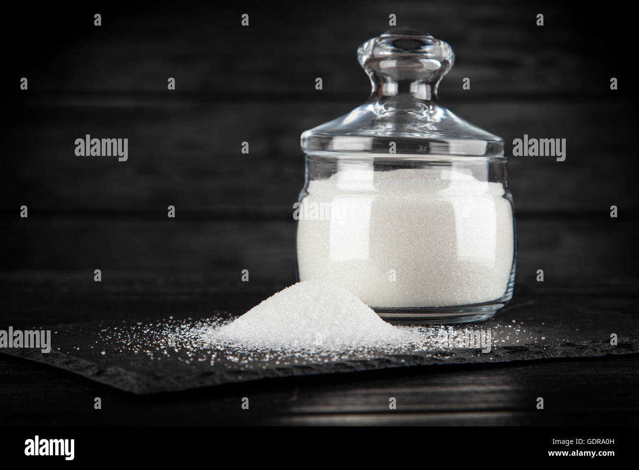 Weißen raffiniertem Zucker in eine Schüssel geben Stockfoto