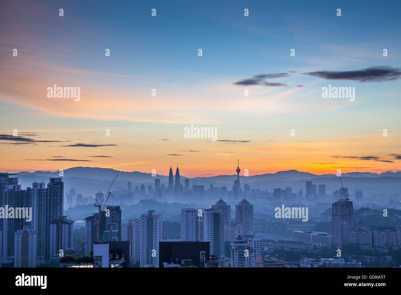 Kuala Lumpur Stadtbild im Morgengrauen, klaren Himmel mit Bodennebel, westlich von Kuala Lumpur Stockfoto