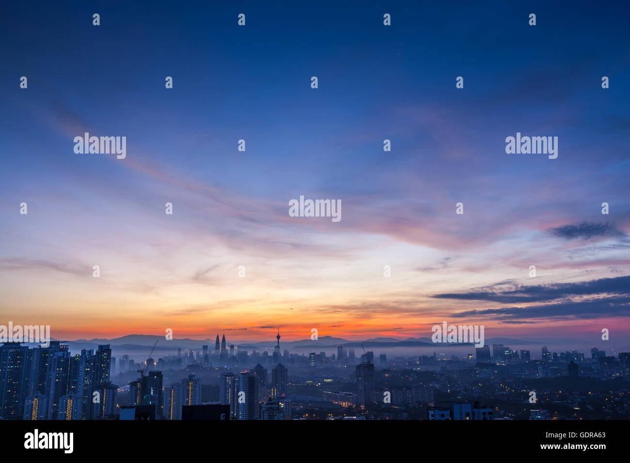 Kuala Lumpur Stadtbild in der Morgendämmerung mit bunten bewölkten Himmel, gesehen von Mont Kiara, westlich von KL Stockfoto