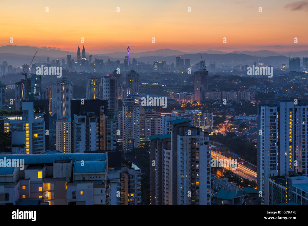 Kuala Lumpur Stadtbild im Morgengrauen, gesehen von Mont Kiara, westlich von Kuala Lumpur, Malaysia Stockfoto