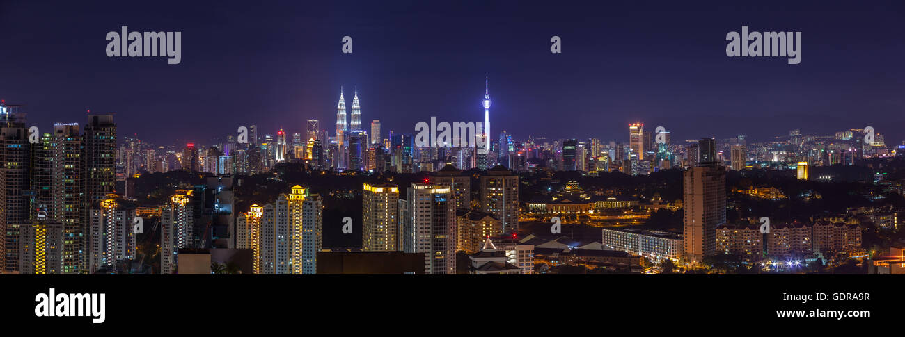 Panorama von Kuala Lumpur Skyline der Stadt pulsierend leuchtet in der Dämmerung, von Westen gesehen Stockfoto