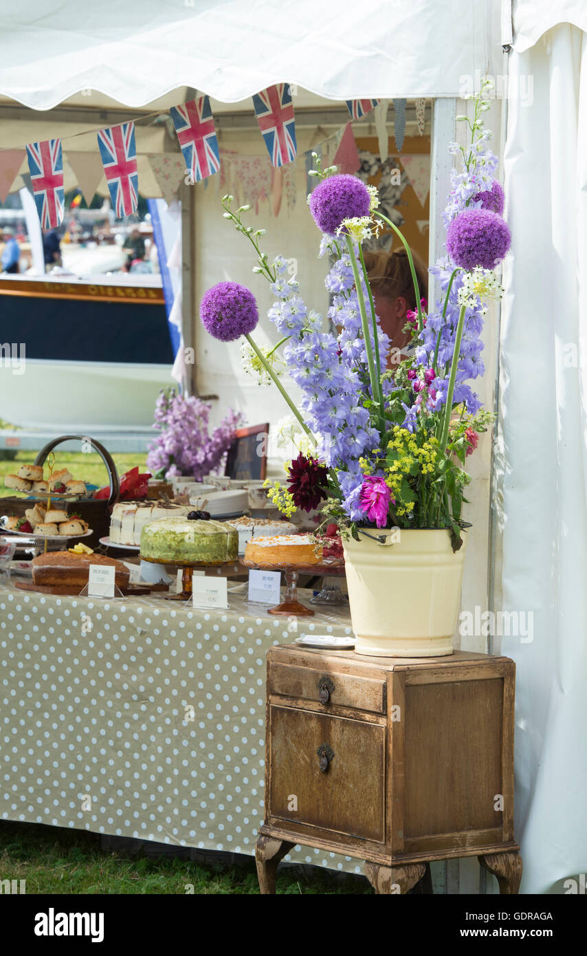 Schnittblume anzeigen auf englischen Tee-Stand auf der Themse traditionellen Boat Festival, Henley On Thames, Oxfordshire, England Stockfoto