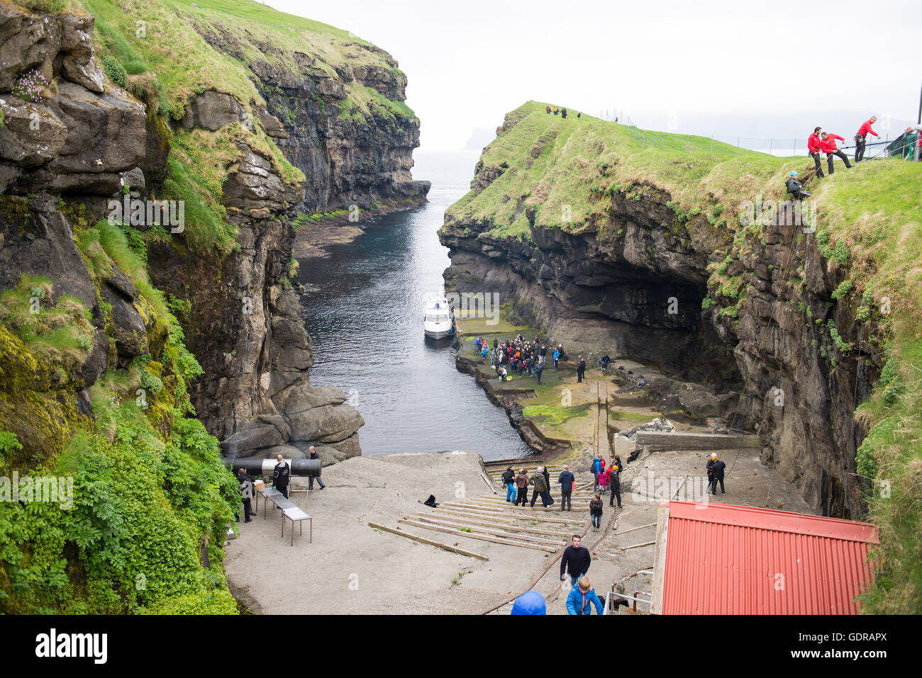 Gjogv On Faroe Islands People Stockfotos Und Bilder Kaufen Alamy